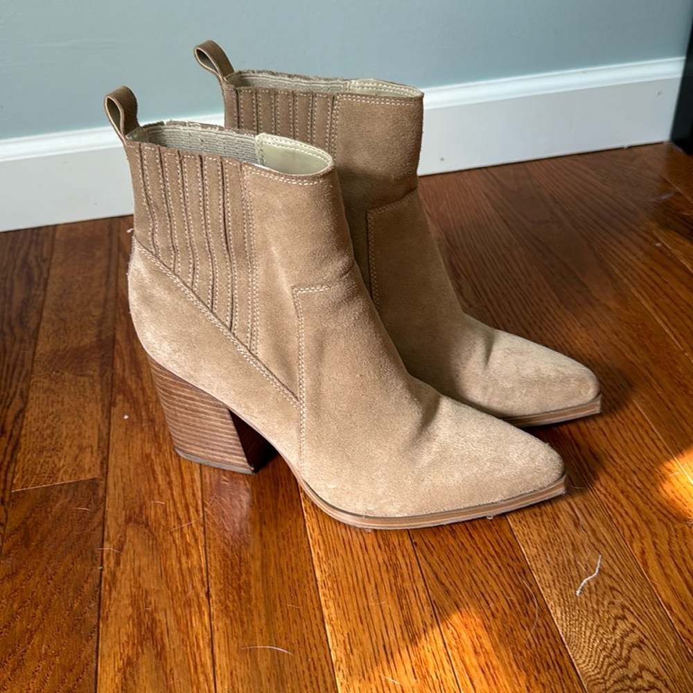 Marc Fisher 8.5M Tan ankle booties